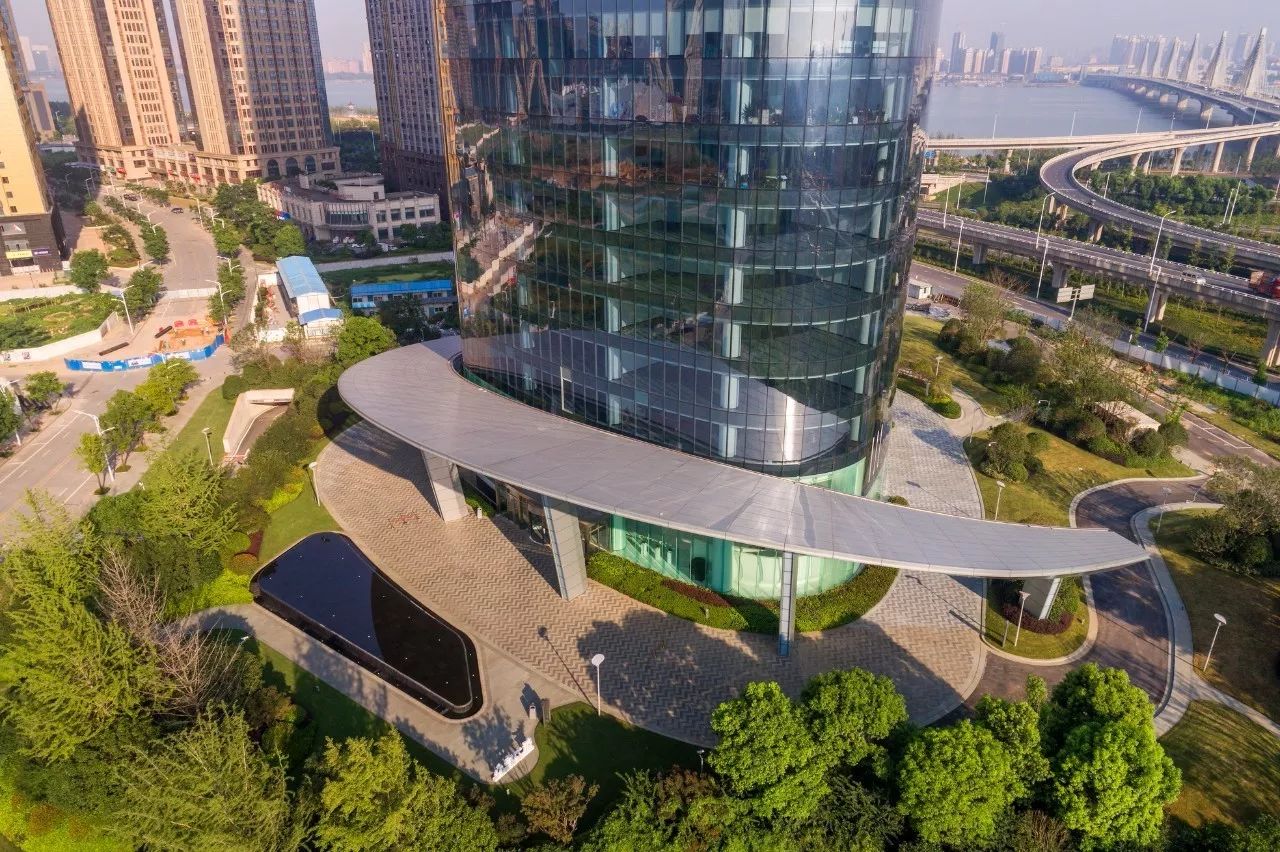 南昌新力中心塔楼直接落地，无裙房