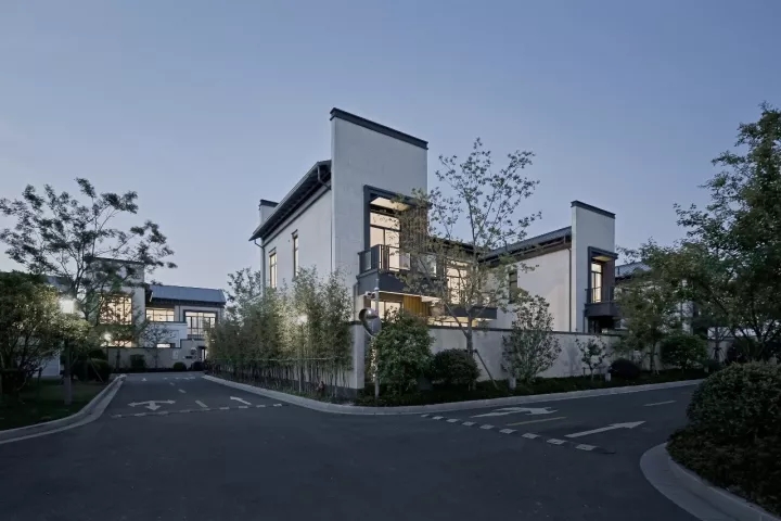院内景观对公共区域可见，但并不干扰使用者的私密需求